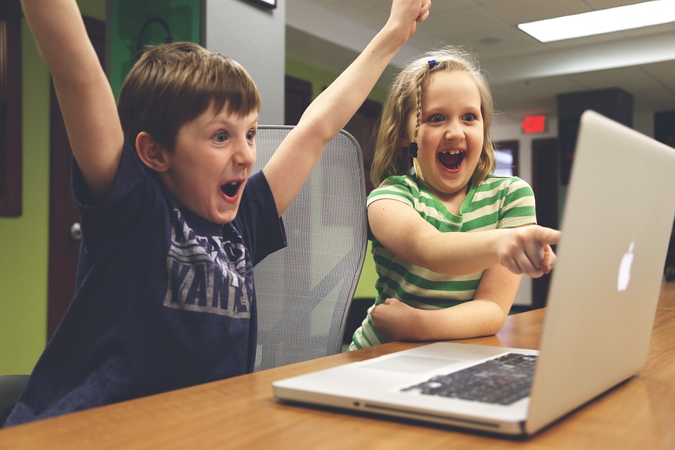 children playing laptop